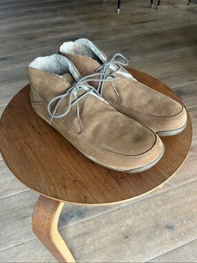 Duluth Trading Co Tan Suede Chukka Boots with Sherpa Collar